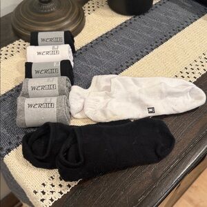 Men's Classic Socks no show Set - Black, Gray, and White 5 pair new, 2 used